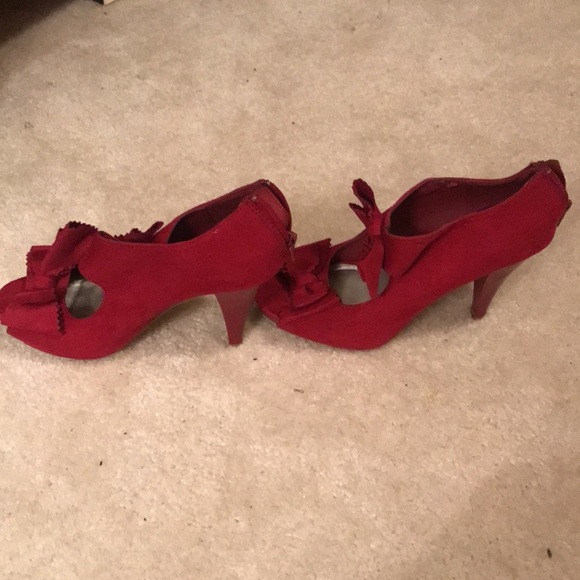 Material Girl Red suede pump with bows - Picture 3 of 7